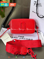 Marc Jacobs Snapshot Bag กระเป๋าแบรนด์ดังจากสัญชาติอเมริกัน นับได้ว่ารุ่นนี้เป็นรุ่นทรงฮิตเลยทีเดียว โดยด้านหน้ากระเป๋าจะเป็นโลโก้แบบโลหะที่เป็นสัญลักษณ์ของแบรนด์นี้ มาพร้อมสายสะพายที่จะสะพายยังไงก็ดูโดดเด่น เพราะขนาดใหญ่ที่สกรีนตัวอักษรโลโก้ ในรูปแบบต่าง