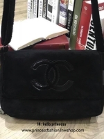 Chanel Beaute Crossbody Bag กระเป๋าถือหรือสะพายพรีเมี่ยมของเเท้จาก Chanel Cosmetic Counter VIP Gift รุ่นแนะนำวัสดุขนวูฟสีดำหนานุ่มตัดโลโก้แบรนด์หนังแก้วสวยโดดเด่น น้ำหนักเบา เปิดปิดด้วยฝาปิดกระดุมแม่เหล็ก ใบใหญ่กำลังดีใส่ ipad กระเป๋าสตางค์ใบยาว iphone เค