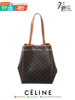Celine Medium shopping bag in Triomphe canvas มาในรูปแบบ กระเป๋า Shopping Bag ใบสวยสง่า เป็นกระเป๋าดีไซน์เรียบง่าย แมตช์ได้กับทุกชุด ผลิตจากผ้าแคนวาสชนิดพิเศษซึ่งโดดเด่นด้วยลายเอกลักษณ์ของ Triompe เป็นใบที่เหมาะกับการใช้ประจำวันเป็นอย่างมาก ด้วยรูปทรงสี่เ