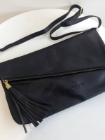 GIVENCHY ENVELOPE CLUTCH BAG กระเป๋าสะพายหรือ cluth bag วัสดุหนัง PU. ดีไซน์เก๋ ซิปเฉียงพร้อมซิปแบบพู่ สามารถสะพายหรือถือเป็น cluth ได้ค่ะ ภายในจุได้เยอะ ใส่ มีช่องซิปเล็กอีก 1 ช่อง ซับในลายแบรนด์ ใบนี้ all in 1 ค่ะ คุ้มสุดๆ