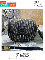 Dior Bobby Medium Bag Dior Oblique jacquard fabric in blue กระเป๋าสะพายทรงโฮโบรุ่นยอดนิยม คลาสสิคสุดหรู ด้วยเส้นสายที่ประณีตและสัดส่วนที่กลมกลืนลงตัวอย่างสวยงาม เกรดท็อปออริ ใช้งานต่างประเทศได้