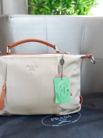 รุ่น Limited edition ค่า ได้ กระเป๋าอเนกประสงค์ ทรง Mini TOTE จากแบรนด์ PRADA มาค่า เป็น กระเป๋าMatte Canvas ใบนี้มีสายยาวให้คะ เลิศมาก สะพายเป็น shoulder bag หรือ ถือได้คะ ด้านหน้ามี logo brand ใช้แล้วสวยมากๆ อะไหล่สีเงิน จุของคุ้ม เกินราคารับประกันคะ