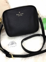 ReStock! รุ่นยอดนิยม Kate Spade NewYork Mini Leather Shoulder Bag กระเป๋าสะพายขนาดมินิหนังสวยหรูอยู่ทรงด้านหน้าประดับโลโก้สีทอง มาพร้อมหัวซิปพู่หนัง และสายสะพายยาวปรับระดับได้ ภายในมีโลโก้ ช่องซิปและช่องเล็ก ซับในสกรีนลายตามแบบฉบับของแบรนด์ ใส่กระเป๋าสตาง