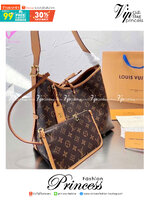 LV CARRYALL Monogram Canvas 12" / LV Shopping Bag รุ่นใหม่ล่าสุด กระเป๋าสะพายทรงหรูหรามีสไตล์ สวยปังมั้ยไหว ใบจริงสวยมากกกก ได้สวยก่อนใคร วัสดุหนังแคนวาสเคลือบลาย สวย คลาสสิค ภายในเป็นช่องโล่ง จุของได้เยอะ สาวๆใช้ใบนี้ สะพายไปไหนก็เข้ากัน ถ่ายรูปสวยๆ