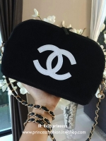 New Arrival!! อีกหนึ่งทรงขายดี กับรุ่นนี้คะ Chanel Precision wolf crossbody bag with chain กระเป๋าทรงโดมผ้าวูฟขนนุ่มเต็มใบ ด้านหน้าปักโลโก้CC หนังแก้วสวยหรู ด้านในเปิดปิดด้วยซิปบุผ้าสีแดงปั้มแบรนด์สวยหรู สายโซ่อะไหล่รมควัน ถอดถือเป็นคลัชต์ออกงานได้! 2IN1 