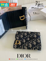 VIP 】DIOR WALLET MONOGRAM SADDLE LOTUS กระเป๋าสตางค์ 3 พับ วัสดุหนังแท้ และผ้า Jacquard อย่างดี ทอสวยงามที่สุด ผสมผสานความสง่างามและคลาสสิกที่เข้ากับยุคสมัย ด้านหน้าโดดเด่นด้วยซิกเนเจอร์ของ Christian Dior อะไหล่สีทองอ่อน เงางาม เป็นอีกหนึ่งรุ่นที่ดาราเชเล
