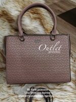 GUESS SINGNATURE SHOPPER BAG กระเป๋าถือหรือสะพายรุ่นล่าสุดจาก GUESS FACTORY หนังสวยอยู่ทรงปั้มลาย Singnature Brand รอบใบ ด้านหน้าประดับโลโก้แบรนด์ หูหิ้วเเข็งเเรงพับลงได้ เปิดปิดด้วยซิปสะดวกใช้ ขนาดกำลังดี ภายในมีช่องซิปและช่องใส่ของ กว้างและจุ น้ำหนักเบา