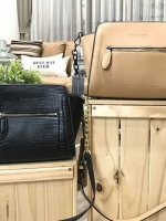 CHARLES & KEITH TRAPEZE CROSSBODY BAG กระเป๋าถือหรือสะพายดีไซน์ยอดนิยมหนังอยู่ทรงสวย ด้านหน้าสกรีนโลโก้ และมี 1 ช่องซิป เปิดปิดด้วยซิป ภายในมีช่องใส่ของ และช่องซิปเล็ก ใส่กระเป๋าสตางค์ใบยาว มือถือ ของใช้ได้เยอะ พร้อมสายสะพายยาวโซ่ต่อหนังปรับได้ถอดได้ มีหม