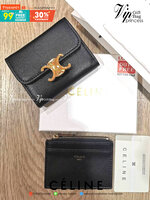 VIP 】CELINE SHORT WALLET VIP GIFT WITH PURCHASE GWP พรีเมี่ยมกิ๊ฟ Limited จาก CELINE HAUTE PARFUME DUTYFREE COUNTER วัสดุ Triomphe Canvas รุ่นใหม่เปิดปิดฝาพับกระดุม ภายในมีช่องแบ่งหลายช่อง ช่องใส่บัตรหลายช่อง ช่องใส่ธนบัตรใส่แบงก์พันได้เหมือนกระเป๋าสตางค์