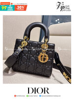 DIOR CD LADY BAG กระเป๋าสะพายข้างพรีเมี่ยมกิ๊ฟสุดฮอต ดีไซน์เรียบง่าย แต่แฝงไปด้วยความหรูหรา ทรงกล่องคลาสสิค โดดเด่นด้วยพวงกุญแจอะไหล่สีทอง วัสดุหนังแท้ มีหูจับในตัวและสายครอสบอดี้สุดเลิศ ที่มาพร้อมอะไหล่ฟอนท์สีทองเรียงร้อยในสายหนัง แต่งเติมดีเทลอัพราคาไปอ