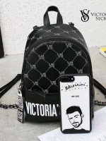 VICTORIA'S SECRET Monogram Mini Citypack กระเป๋าเป้รุ่นใหม่ ดีไซน์สวยเรียบหรู วัสดุหนังเรียบลาย Monogram Cool ขนาดกลางกำลังดี ใส่มินิไอแพค กระเป๋าสตางค์ยาวได้ น้ำหนักเบา เปิดปิดด้วยซิปเดียวหางซิปยาวสกรีนโลโก้แบรนด์ สายสะพายโซ่ต่อหนังแบบเข็มขัดปรับระด