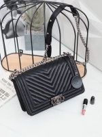 Keep chain large shoulder bag กระเป๋าทรงยอดฮิตคะ รุ่นนี้รับประกันความสวย คอลเลคชั่นใหม่ตัวกระเป๋าทำมาจากหนัง Microfiber เนื้อดี สวย ทน ขึ้นกว่าเดิมเยอะ !! ขนาดกะทัดรัด ภายในสีแดง มีช่องใส่ของจุกจิก สายโซ่ปรับได้ 2 แบบทั้งสายสั้น สายยาว สะพายพาดลำตัวได้คะ 