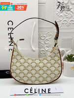 หนังแท้ CELINE AVA / CELINE Vintage Classic Ava bag 1 ใน คอลเลคชั่น “Triomphe Canvas” มาพร้อมสายสะพายไหล่ที่ปรับความยาวได้ และเนื่องจากช่วงล่างของกระเป๋ามีขนาดใหญ่กว่าช่วงบน จึงทำให้ไม่เสียทรงเมื่อเราใส่สิ่งของอย่างกระเป๋าสตางค์หรือโทรศัพท์มือถือ หากดูภาพ