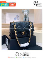 Chanel Flap Bag กระเป๋าสะพายทรงคลาสสิกดีไซส์เป็นเอกลักษณ์ที่ ปั้มโลโก้แบรนด์ที่ตัวกระเป๋า สวยเด่นชัด มาพร้อมสายสะพายโซ่สลับหนังเส้นใหญ่ ทนทาน ดูแพง ชวนสะสม ตอบโจทย์ได้ดีกับทุกสไตล์