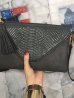 มาตามคำเรียกร้องคะสำหรับ size นี้ รอบนี้ ได้ ของ KEEP BRAND มาคะ รับรองความสวย 😍กระเป๋า KEEP Doratry shoulder &clutch bag ตัวกระเป๋าผลิตจากหนังแกะเทียม ตัดกับ ลายงู ลายหนังชัดเจน สวย อะไหล่ทองเพิ่มความหรูให้กับกระเป๋าสุดๆคะ 🌵จุดเด่นคือ สาม