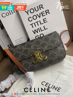 CELINE TRIOMPHE SHOULDER BAG IN TRIOMPHE อีกหนึ่งผลงานการออกแบบของ Hedi Slimane ที่ได้ดึงเอาเอกลักษณ์ต่าง ๆ ของ CELINE ออกมาและทำการตีความหมายใหม่จนได้กระเป๋าเรียบหรูและดูทันสมัย ให้คุณเลือกสะพายในชีวิตประจำวันเข้ากับการแต่งตัวสบาย ๆ หรือจะสะพายออกงานปาร์