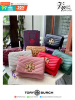 TORY BURCH KIRA CHEVRON EMBELLISHED LOGO MINI BAG ตามคำเรียกร้องจ้า!! ไซส์มินิ สะดวกใช้ พกพาง่าย สไตล์คุณหนู!! กระเป๋าสะพายข้าง ดีไซน์ทรงคลาสสิค โดดเด่นด้วยโลโก้ดีไซน์ประดับเม็ดสี เพิ่มมูลค่าและดึงดูดสายตามากขึ้น วัสดุหนังแกะ สัมผัสนิ่มมือ เปิด-ปิดด้วยกระ