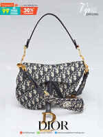 VIP GIFT CHRISTIAN DIOR Oblique Canvas Saddle Bag กระเป๋ารุ่นยอดนิยมตามแบบฉบับแบรนด์ ใช้งานได้ 2 แบบ สะพายยาว CROSSBODY และสายสั้นถือได้เก๋ๆ ลุคนี้คูลสุดๆ เลยค่าา ภาพถ่ายจากสินค้าจริง! สวยมาก พร้อมส่งที่ไทยราคาสุดคุ้ม สาวๆ ห้ามพลาดค่ะ!