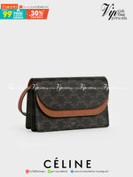CELINE WALLET ON STRAP IN TRIOMPHE CANVAS กระเป๋าสะพายไหล่สุดเก๋ใบนี้ผลิตจากผ้าใบเคลือบอย่างดีพร้อมขอบหนังสีน้ำตาล กระเป๋ามีสายสะพายหนังสีน้ำตาลพร้อมฮาร์ดแวร์สีทอง ถอดสายออกเพื่อเป็นกระเป๋าถือทรงคลัชท์เปลี่ยนลุคช์ ลวดลายtriomphe ความเป็นแบรนด์ CELINE ได้อ