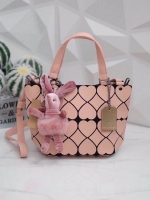 รุ่นขายดี สีใหม่ ‘ (flamingo)Flamingo ‘ ( ชมพูนม เนื้อ Matte ) !! น่ารักปรอทแตก รุ่น Over Heart💕 ลาย หายาก ปรับทรงได้ 2 แบบ สวยรับประกันเลยค่า ( แถมฟรี !! Bunny DV 🐰สุด คิ้ว ) 👉🏻👉🏻กระเป๋า จากแบรนด์ David Jon