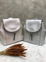 New arrival !!! Guess Terra Backpack พร้อมส่งค่ะ!!! กระเป๋าสะพายหลังและถือได้ค่ะ วัสดุหนังเมทาลิคผิวเงา แวว สวยมากๆค่ะ เปิดปิดกระเป๋าแบบแม่เหล้ก ใข้งานง่ายๆ ตรงฝาปิดแบบช่องซิปคู่ภานในช่องกว้างลึกใส่ของได้จุนะค่ะ ภายในช่องใหญ่ของกระเป๋า กว้างลึก ใส่ของจุเล