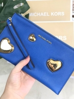 NEW ARRIVAL! Michael Kors Jet Set Travel Large Heart Clutch 2018 กระเป๋าคลัชรุ่นใหม่ล่าสุดขนาดกำลังดีด้านหน้าประดับโลโก้แบรนด์อะไหล่ทองแต่งด้วยหัวใจสวยโดดเด่น เปิดปิดด้วยซิปมาพร้อมสายคล้องมือ ภายในมีช่องใส่บัตร สามารถใส่กระเป๋าสตางค์ iphone8+ได้ ภาพถ่ายจา