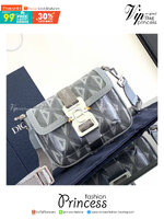 MINI DIOR HIT THE ROAD BAG / Dior Mini Messenger Bag / CD Diamond Messenger Bag ท็อปออริสลับแท้ เกรดดีสุด พร้อมส่ง กระเป๋าสะพาย รุ่นใหม่ล่าสุดคอล Summer 2023 ที่หนุ่มๆไม่ควรพลาด สวยหรูหราเป็นเอกลักษณ์แบรนด์