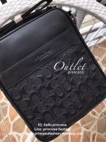 Coach Charcoal bag กระเป๋าสะพาย Coach ผู้ชาย ลาย c นูน ทรงสี่เหลี่ยมผืนผ้า สามารถใส่ iPad ได้ ภายในกว้าง มีช่องเล็กๆหลายช่องพร้อมมีช่องซิปเล็ก 1 ช่อง กระเป๋าทรงรูปตั้งได้ มีสายสะพายยาว crossbody ได้ สายสามารถปรับระดับได้ สะพายไปทำงานหรือเที่ยวได้ทุกโอกาส