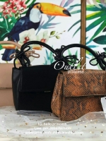 CHARLES & KEITH DOUBLE BOW LEATHER TOP HANDLE SNAKE PRINT BAG กระเป๋าถือ/สะพายใบน่ารัก ขนาดกำลังดี หูหิ้วแต่งโบว์น่ารัก เปิดปิดด้วยตัวกดล็อก ด้านในจุของพอสมควรเลยค่ะ ใส่ iPhone plus /กระเป๋าเงินใบกลางได้ มีสายสะพายยาวถอดและปรับสายได้ 1 เส้น รุ่นนี้น่ารักจ