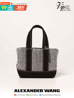 ALEXANDER WANG HANDBAG MINI TOTE WITH RHINESTONE กระเป๋าทรงมินิโท้ท น่ารักน่าเอ็นดู น่าใช้เหลือเกิน!! ด้วยความโดดเด่นเด่นของการตกแต่งพลอยเทียม ให้ดีเทลหรู ตัดสลับด้วยผ้าแคนวาส เพิ่มความทนทาน ลงตัวมากๆ และยังใช้งานง่ายด้วยหูจับในตัว เปิด-ปิดด้วยซิป ภายในเป