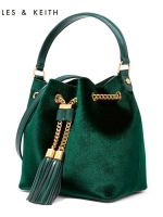 CHARLES & KEITH TEXTURE CHAIN DETAIL HANDBAG กระเป๋าทรงขนมจีบอวัสดุหนังกำมะหยี่ ขนาดกำลังดี อะไหล่สีทอง ประดับด้วยพู่ด้านหน้า ภายในโล่งกว้าง ใส่กระเป๋าสตางค์ยาวได้ มีหูหิ้ว สายสะพายยาวปรับ/ ถอดได้ ฐานกระเป๋าแข็งมีหมุดรองฐาน 4 มุม สวยทุกสีค่ะ