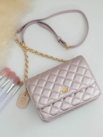 สีใหม่ล่าสุด ( Rose Gold ) ทรงขายดีที่สุด KEEP รุ่น Florence Flat bag สี Limited เฉพาะปีนี้เลยค่า ( จำนวนจำกัด ) ตัวกระเป๋าหนังแกะสังเคราะห์ ลายหนังสวยมากๆคะ นิ่ม-ตึง สุดๆ รุ่นนี้ จะมี 2 ขนาด คือ mini และ classic ไซด์