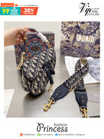DIOR Mini Saddle Bag with Strap **รอบราคาพิเศษ** มาพร้อมสายครอสบอดี้สุดคุ้ม กระเป๋ารุ่นยอดนิยม งานผ้าแจ็คการ์ดลาย Oblique ลูกเล่นห้อยด้วยตัวอักษร D ตรงหูหิ้วมีกิมมิค CD สีทอง
