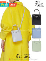 PRADA Small brushed leather tote กระเป๋าTote ขนาดเล็กที่มีดีไซน์ทรงเหลี่ยมโฉบเฉี่ยว วัสดุจากหนังเงาซึ่งเป็นวัสดุที่โดดเด่นของแบรนด์มาตั้งแต่ยุค 90'