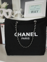New Arrival!! พร้อมส่งที่ไทย ตามคำเรียกร้อง CHANEL VIP CANVAS TOTE BEAUTY GIFT TOTE CANVAS SILVER HARDWARE CHAIN STRAPS วัสดุทำจาก #ผ้าแคนวาสหนา บุด้วยผ้าซับอีกชั้น ด้านหน้ามีโลโก้แบรนด์ ตรงอะไหล่ปั้มแบรนด์ทุกจุด ตัวสายทำจากโซ่ เรียบ หรู ดูดี ใส่ของได้เยอ