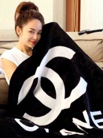 Item ที่สาวๆต้องมี สำหรับหนาวนี้ค้า! Chanel Blanket ผ้าห่มลายทูโทน Chanel สุดหรู ที่ Celebหลายคน ต้องถ่ายรูปโชว์! โดดเด่นด้วย ขนาดใหญ่ jumbo ห่มได้มากกว่า 2-3 คน เนื้อผ้า **ดีม๊ากกกกกก ขนนุ่มลื่นมือสุดๆ จะพกติดรถหรือมีติดเตียง ก้ควรมีไว้ครอบครอง ที่สุดคะ