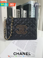 SIZE MEDIUM พร้อมส่งรุ่นขายดี!!! Don't Miss! Chanel Clutch Bag VIP Gift With Purchase (GWP) กระเป๋าคลัชแบนหรือกระเป๋าสตางค์ GWP จาก Chanel Cosmetic Counter Duty free วัสดุหนังคาเวียร์สวยหรูเปิดปิดด้วยซิปสะดวกใช้ ด้านหน้าประดับโลโก้แบรนด์อะไหล่ทองและม