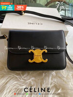VIP GIFT 】หนังแท้ CELINE TRIOMPHE CROSSBODY ดีไซน์ยอดนิยมสไตล์สาว LISA ทรงสี่เหลี่ยมหนังสวยหรูอยู่ทรงเปิดปิดด้วยฝาปิดโลโก้แบรนด์อะไหล่ทอง ภายในมีช่องซิป ใส่มือถือของใช้จุกจิกได้เยอะพร้อมสายสะพายหนังยาวปรับระดับได้จะสะพายไหล่ CROSSBODY ก็ดูดี พร้อมส่งที่ไท