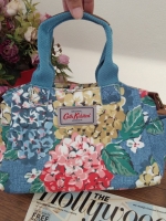 Cath Kidston กระเป๋าถือหรือสะพายข้างสไตล์วินเทจ น้ำหนักเบา เปิดปิดกระเป๋าด้วยซิป ด้านหน้าประดับโลโก้ Cath Kidston ด้านข้างมีช่องเล็กใส่ของ