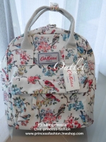 CATH KIDSTON MINI BACKPACK กระเป๋าสะพายเป้รุ่นมินิ วัสดุ PVCกันน้ำ สามารถเช็ดทำความสะอาดได้ เปิดปิดด้วยซิปสะดวกใช้ ด้านหน้าประดับโลโก้ cath Kidston พร้อมช่องซิปด้านนอกใส่กระเป๋าสตางค์ มือถือได้ ด้านในมีช่องซิป สามารถใส่ipad ได้สวยคลาสิคน่ารักน่าใช้ สาวๆที