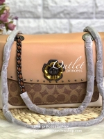 COACH PARKER SIGNATURE SHOULDER BAG กระเป๋าสะพายข้าง/ crossbody หนังแกะแท้ น้ำหนักเบา สวยหรู เปิดปิดกระเป๋าแบบหมุนล็อค อะไหล่รูปเป็นดอกคามิเลีย ภายในกระเป๋ากว้าง แบ่ง 2 ช่องหลัก ช่องซิปคั่นกลางเป็นสัดส่วน ใส่ wallet ยาว ของส่วนตัวใช้ได้ บุหนังกลับผสมกำมะห