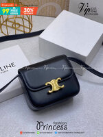 CELINE MINI TRIOMPHE IN TRIOMPHE Shiny calfskin เกรดออริจินอล กระเป๋ามินิทรงชิค ดีไซน์รูปกล่องสุดแสนมินิมอล สามารถสะพายแบบ Crossbody และยังเป็น Belt Bagได้อีกด้วย วัสดุแคนวาสลาย Triomphe แบบไม่มีตกยุค ด้านหน้าโดดเด่นด้วยโลโก้สีทอง