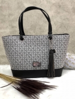 New !!! GUESS HANDBAG SHOULDER BAG พร้อมส่ง สินค้าเข้าใหม่ค่ะ!!!กระเป๋าถือและสะพายไหล่ วัสดุผ้าปักลาย G ทั้งใบค่ะ ด้านหน้าติดโลโก้แบรนด์หรู พร้อมห้อยพวงหนังยาวลงมาบอกเลยสวยมากๆค่ะเปิดปิดกระเป๋าแบบซิป กระเป๋าซับในลายแบรนด์ ภายในกระเป๋าแบ่งเป็นสองช่องใหญ่ใส