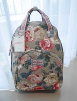 CATH KIDSTON BACKPACK BAG กระเป๋าเป้น่ารัก ตามแบบฉบับของแบรนด์นี้เลยค่า โดดเด่นด้วยหนัง PVC พิมพ์ลาย กันน้ำทั้งใบ ด้านในมีช่องซิปใหญ่ใส่ของ 2 ช่อง จุของได้เยอะ ใส่ IPAD / A4ได้สบายเลยค่ะ ด้านหน้ามีช่องซิปเล็ก 1 ช่อง ใส่ของจุกจิกหนิบได้สะดวก น้ำหนักเบา ใช้