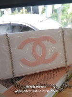 Chanel shoulder & cluth bag กระเป๋าสะพายทรง cluth ขนาดกำลังน่ารัก วัสดุหนังแก้ว เปิดปิดด้วยกระดุมแม่เหล็ก ภายในโล่งบุเฟอขนนุ่ม ใส่กระเป๋าสตางค์ยาวได้ มาพร้อมสายสะพายโซ่ หรือจะเก็บสายถือเป็น cluth ออกงานก็ดูดี มากับราคาสุดคุ้มค่ะ