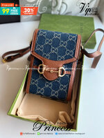 Gucci Horsebit 1955 mini bag / Gucci Phone Bag ออริจินอล เกรดสลับใช้แทนใบจริงได้ รุ่นยอดฮิต ไซส์มินิ ที่ใครๆก็ต้องรู้จัก!! กับกระเป๋าขนาดมินิในรูปแบบผ้าแจ็คการ์ดสีขาวงาช้างและน้ำเงิน ได้รับแรงบันดาลใจมาจากดีไซน์ดั้งเดิม ซึ่งแอคเซสเซอรี่นี้โดดเด่นด้วยรายละ