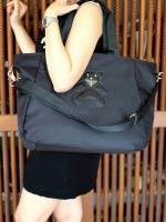 งานพรีเมี่ยมกิ้ฟ จากเคาเตอร์ต่างประเทศคะ รุ่น Limited edition ค่า ได้ กระเป๋าอเนกประสงค์ ทรง TOTE จากแบรนด์ PRADA มาค่า เป็น กระเป๋าผ้าไนล่อน ตามแบบฉบับของแบรนด์เลย ใบนี้มีสายยาวให้คะ เลิศมาก สะพายเป็น shoulder bag หรือ ถือได้คะ ใช้ได้2ด้าน ด้านนึงโลโก้แบ