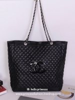 Chanel Quilted Tote Bag with Chain รุ่นหนังตาราง สินค้า Premium gift รุ่น Limited edition จากเค้าเตอร์แบรนด์ต่างประเทศ แท้ 100% วัสดุหนังลายตาราง คุณภาพดี ทรง Tote ใบใหญ่สวยน่าใช้ รุ่นนี้เปิดปิดด้วยกระดุม ด้านหน้าเย็บโลโก้หนัง CC สวยตามแบบฉบับแบรนด์ ซับใน