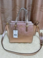 KATE SPADE NEW YORK CEDAR STREET HAYDEN BAG กระเป๋าถือหรือสะพายหนัง Saffiano สวยหรูอยู่ทรงสไตล์ PRADA ด้านหน้าประดับโลโก้สีทองสวยไฮโซ ภายในมีช่องซิปและช่องเล็ก ซับในอย่างดีสกรีนลาย Kate Spade กว้างและจุ ใส่ ipad mini กระเป๋าสตางค์ ของใช้ได้เยอะ มีหมุดรองฐ