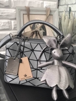 ☃ #กระเป๋าจากงานOutletแท้ 🎈#ภาพถ่ายจากงานขายจริงทั้งหมดนะคะ 🎄 สีเข้าใหม่รุ่น หายากคะ 👍ทรง speedy ขายดี น่ารักมาก สี Metallic grey ( สีเทาเข้มคะ ) มาพร้อมกระต่ายเข้า set เลิศคะ กระเป๋า จากแบรนด์ David Jones กระเป๋าสะพายข้างดี